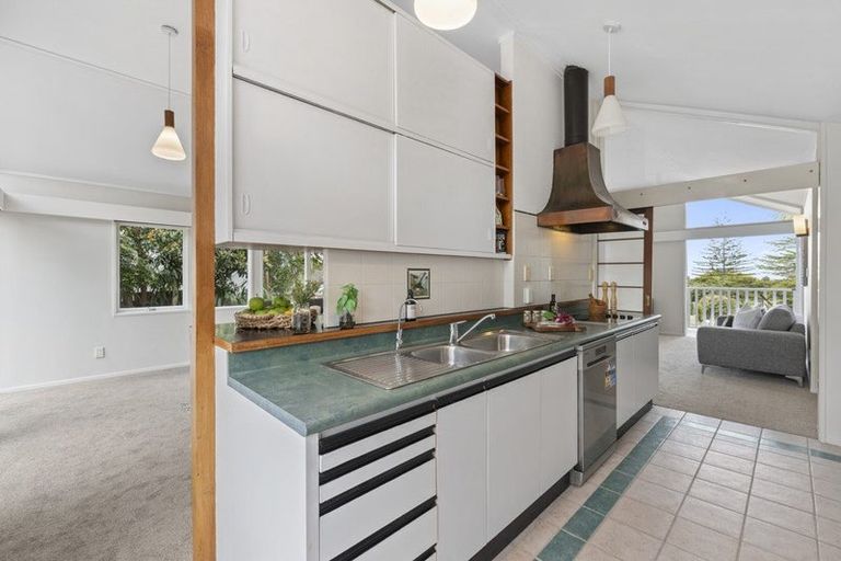 Photo of property in 21 Holland Road, Hillcrest, Auckland, 0627