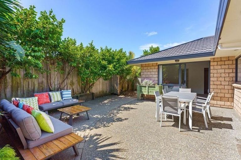 Photo of property in 22 Leanne Way, Waikanae Beach, Waikanae, 5036