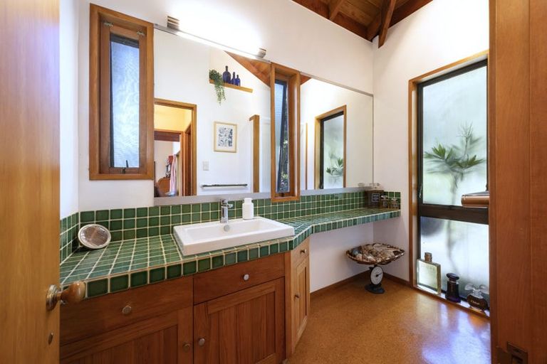 Photo of property in 113 Seaview Road, Piha, New Lynn, 0772