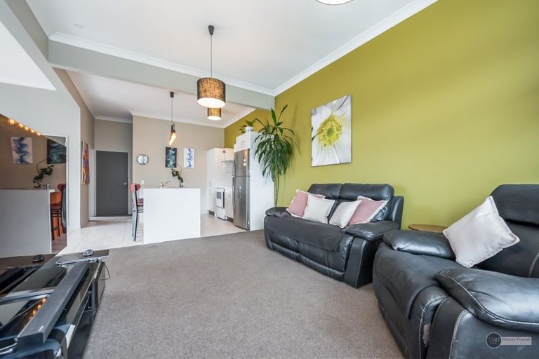 Photo of property in 1/125 Upper Fitzherbert Road, Wainuiomata, Lower Hutt, 5373