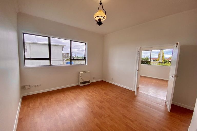 Photo of property in 85 Pupuke Road, Northcote, Auckland, 0627