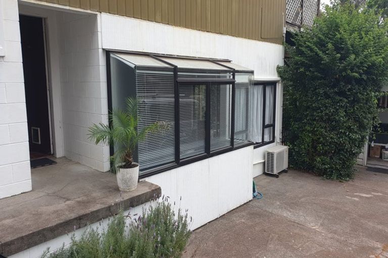 Photo of property in 50 Valley View Road, Glenfield, Auckland, 0629