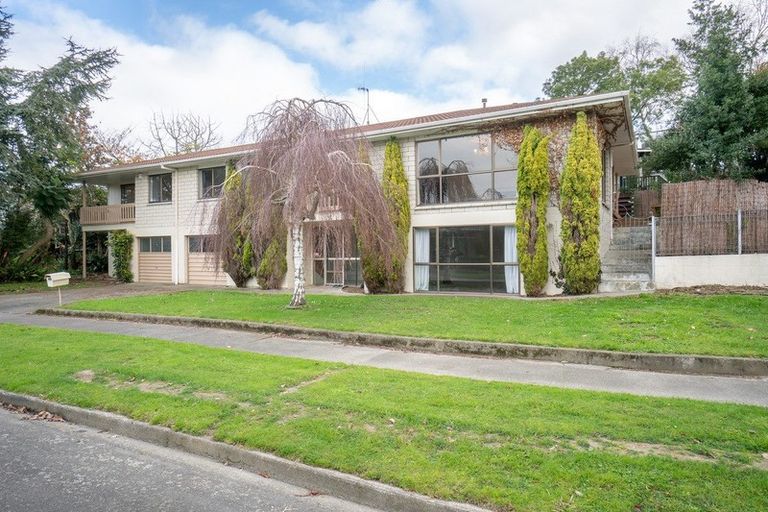 Photo of property in 60 Wikiriwhi Crescent, Awapuni, Palmerston North, 4412