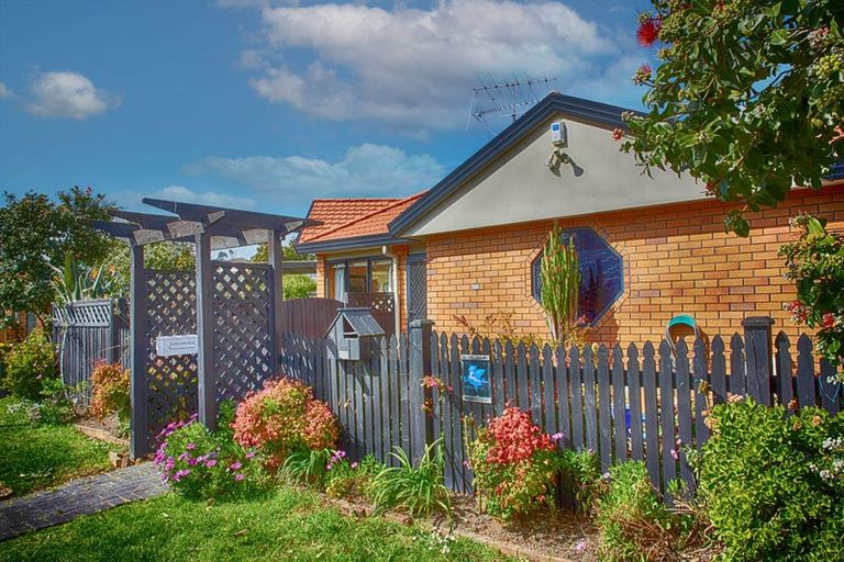 Photo of property in 16 Red Hibiscus Road, Stanmore Bay, Whangaparaoa, 0932
