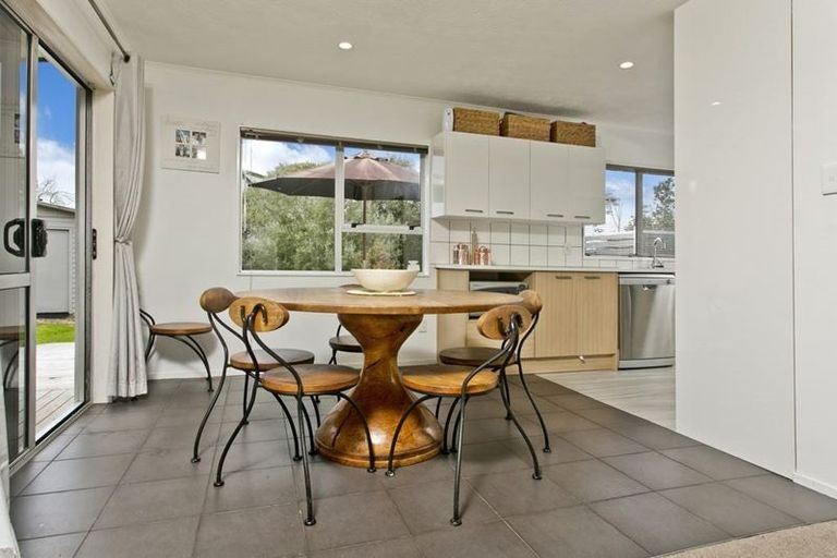 Photo of property in 5 Tetrarch Place, Totara Vale, Auckland, 0629