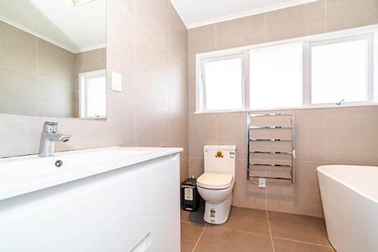 Photo of property in 54 Ravenwood Drive, Forrest Hill, Auckland, 0620