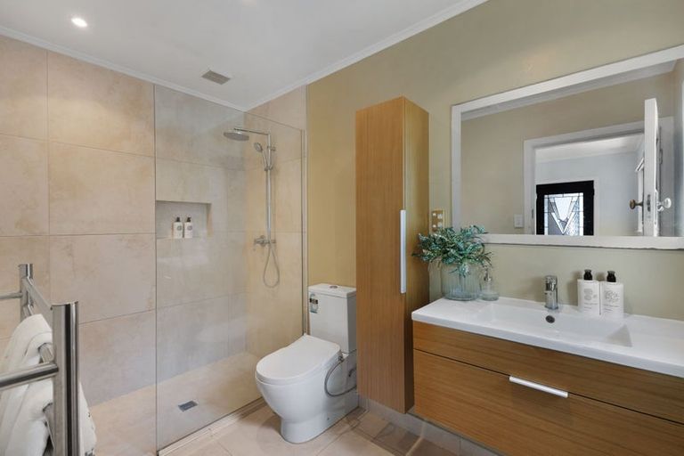 Photo of property in 1/27 Peach Road, Glenfield, Auckland, 0629