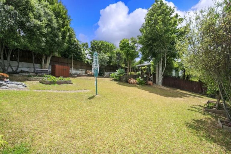 Photo of property in 16 Lavery Place, Sunnynook, Auckland, 0632
