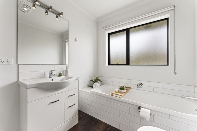 Photo of property in 13 Barry Curtis Place, Levin, 5510