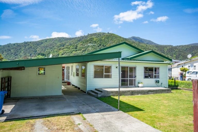 Photo of property in 20 Durham Street, Picton, 7220