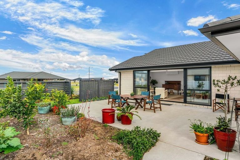 Photo of property in 98 Kaurinui Crescent, One Tree Point, 0118