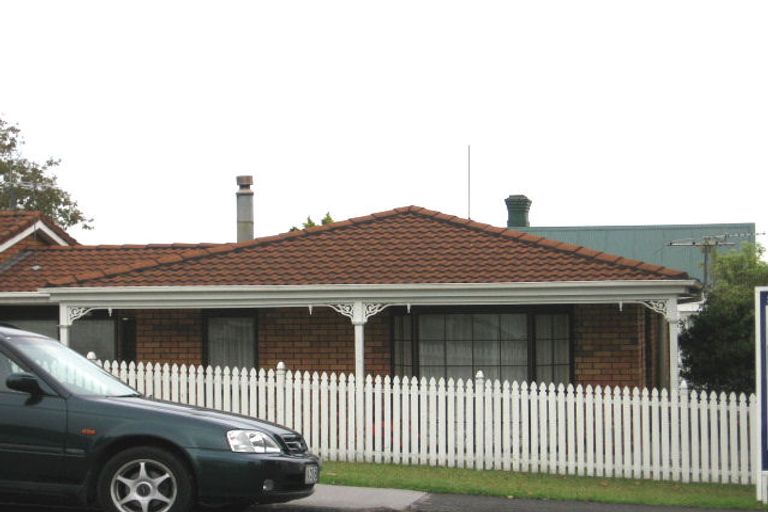 Photo of property in 1/27 Buscomb Avenue, Henderson, Auckland, 0610