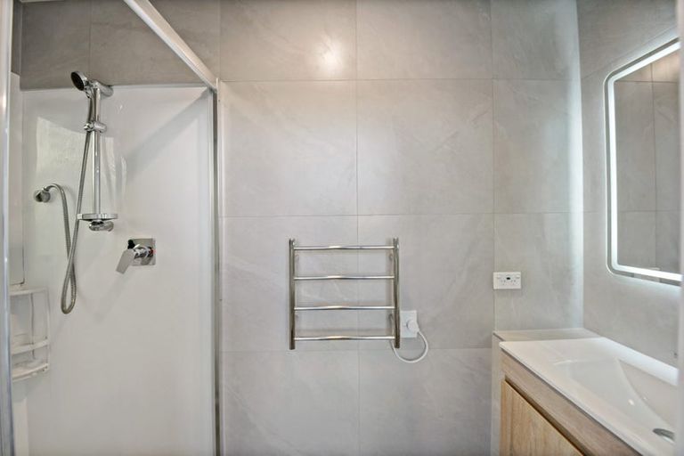 Photo of property in 3 Kathleen Street, Totara Vale, Auckland, 0627