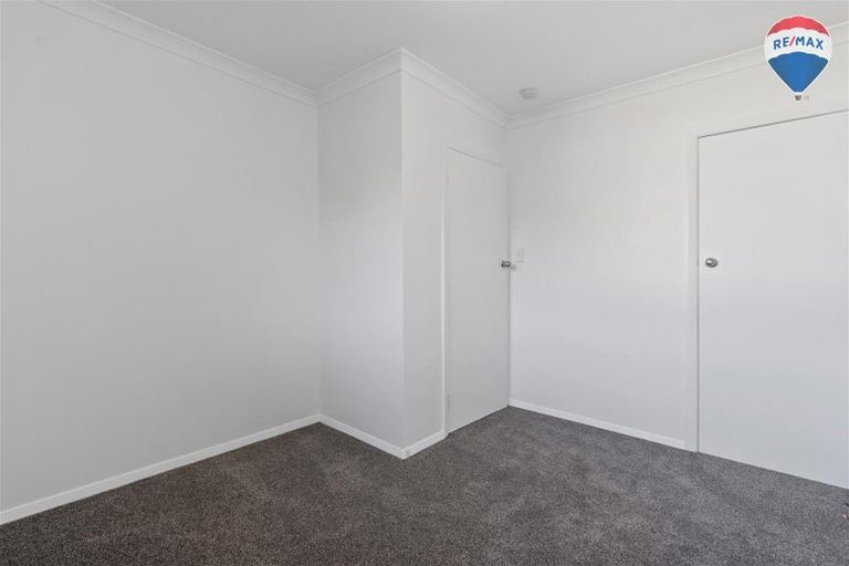 Photo of property in 43 Stewart Drive, Newlands, Wellington, 6037