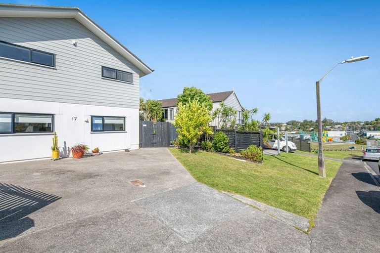 Photo of property in 17 Leiden Place, Totara Vale, Auckland, 0629