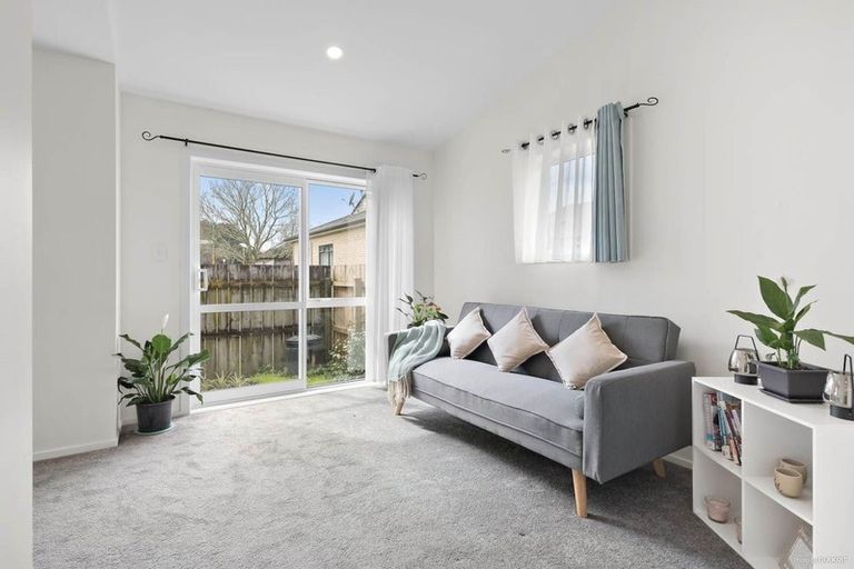 Photo of property in 7/30 John Jennings Drive, Oteha, Auckland, 0632