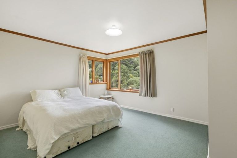 Photo of property in 5 Whiorau Grove, Lowry Bay, Lower Hutt, 5013