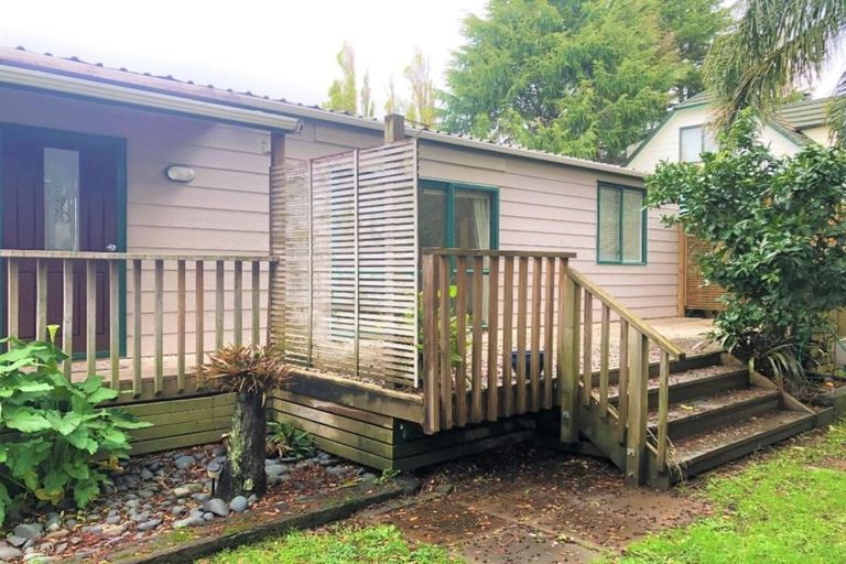 Photo of property in 84 Colwill Road, Massey, Auckland, 0614