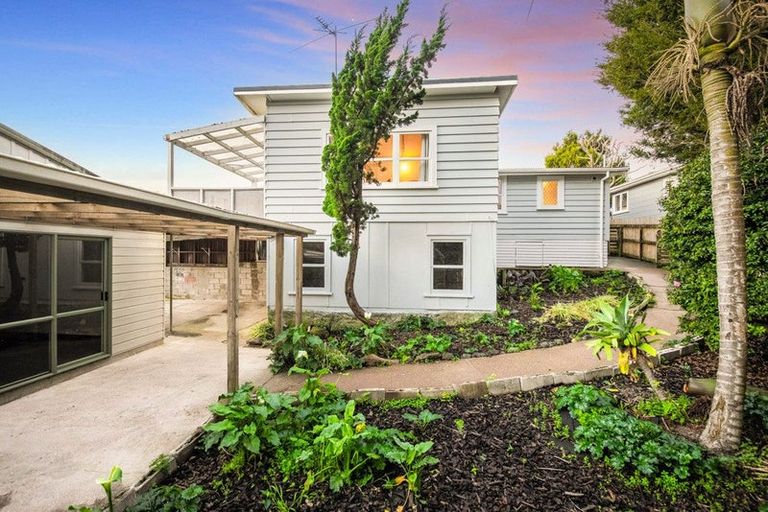Photo of property in 129 Sunnyside Road, Sunnyvale, Auckland, 0612