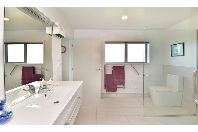 Photo of property in 8 Bayview Park Lane, Orewa, 0931