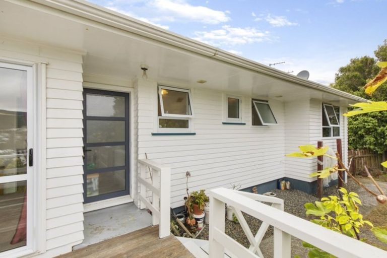 Photo of property in 24 Bartlett Grove, Tawa, Wellington, 5028