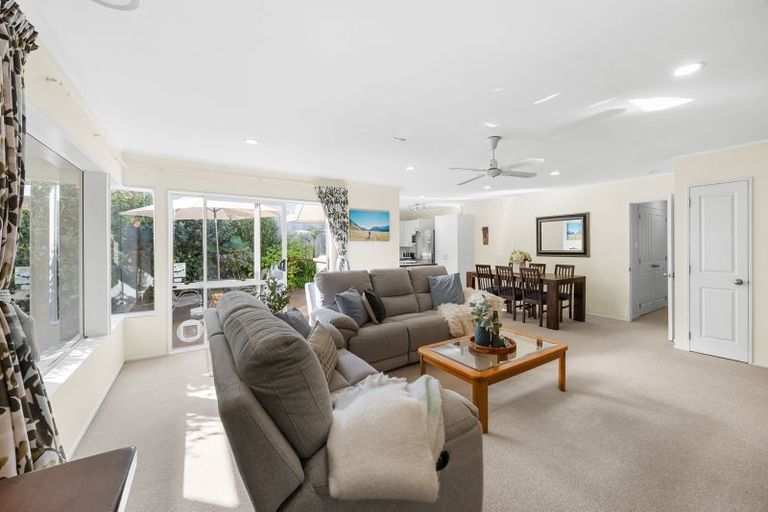 Photo of property in 2/12 Pat O'connor Place, Manurewa, Auckland, 2105