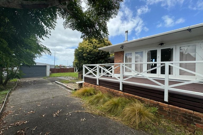 Photo of property in 28 Woodford Avenue, Henderson, Auckland, 0610