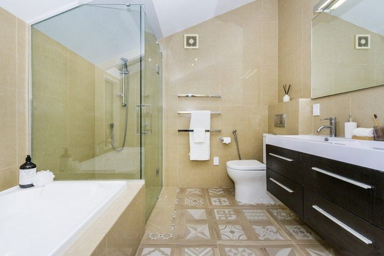 Photo of property in 2/20 Kiteroa Terrace, Rothesay Bay, Auckland, 0630