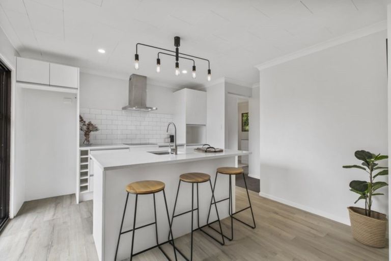 Photo of property in 17a Hillcrest Road, Hatfields Beach, Orewa, 0931