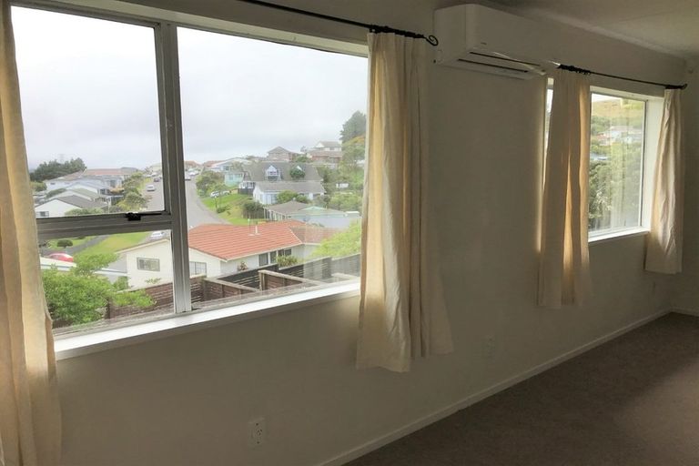 Photo of property in 15a Bayswater Place, Newlands, Wellington, 6037