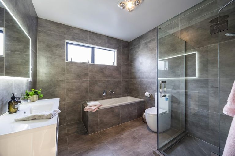 Photo of property in 3 Vintry Drive, Kumeu, 0810