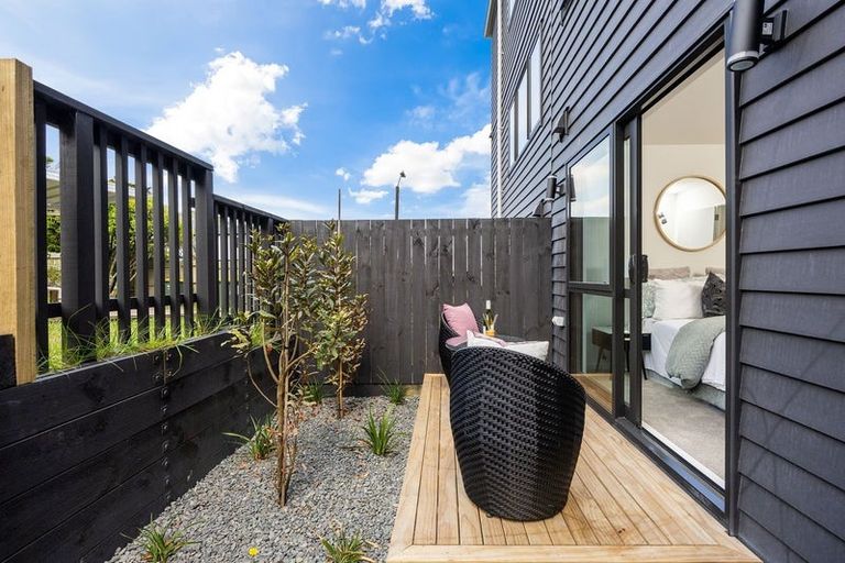 Photo of property in 10/6 Woodhouse Place, West Harbour, Auckland, 0618