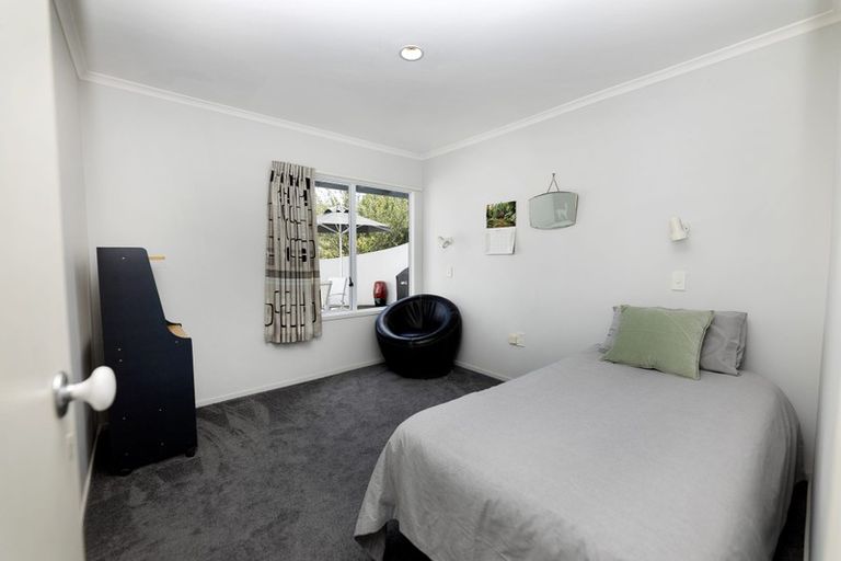Photo of property in 1 Larsen Place, Merrilands, New Plymouth, 4312