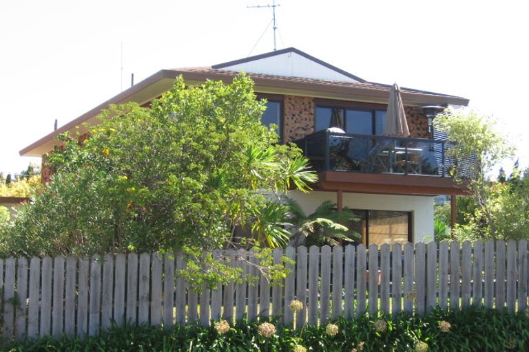 Photo of property in 2/32 Beach Road, Castor Bay, Auckland, 0620