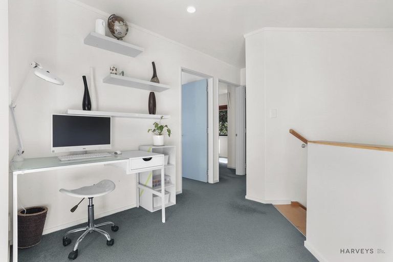 Photo of property in 25 Longfellow Parade, Glen Eden, Auckland, 0604