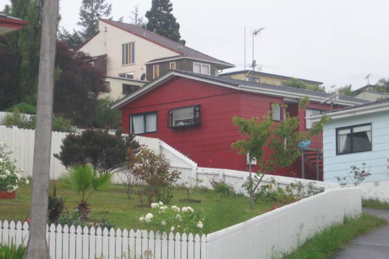 Photo of property in 2/11 Kupari Place, Totara Vale, Auckland, 0629