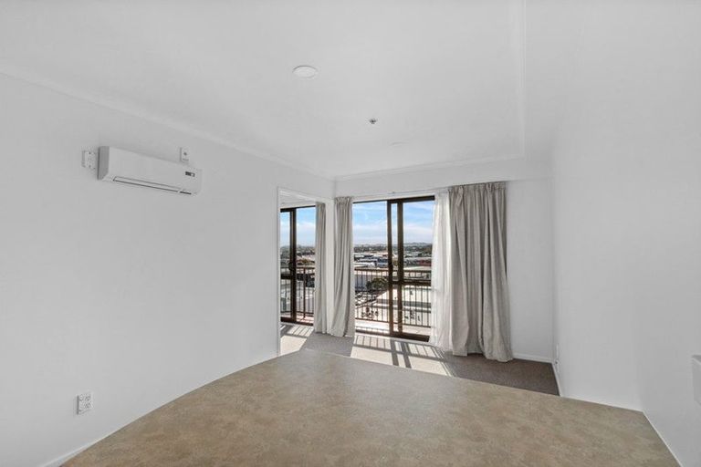 Photo of property in The Rennaissance, 5j/18 Ronwood Avenue, Manukau, Auckland, 2104