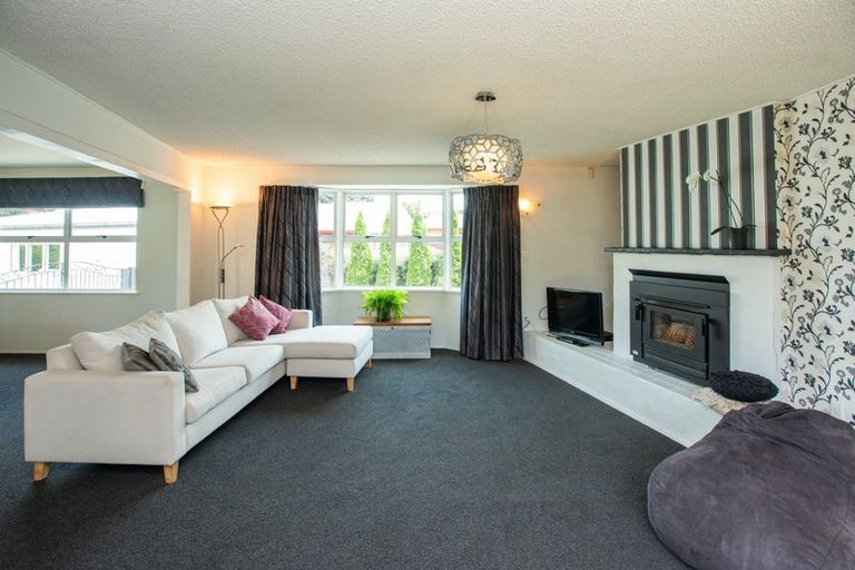 Photo of property in 20 Deakin Place, Clive, 4102