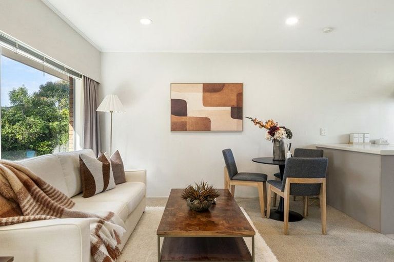 Photo of property in 2/74 Blakeborough Drive, Forrest Hill, Auckland, 0620