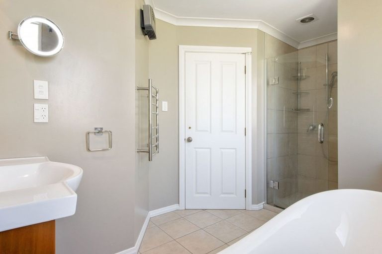 Photo of property in 16 Lucknow Road, Havelock North, 4130