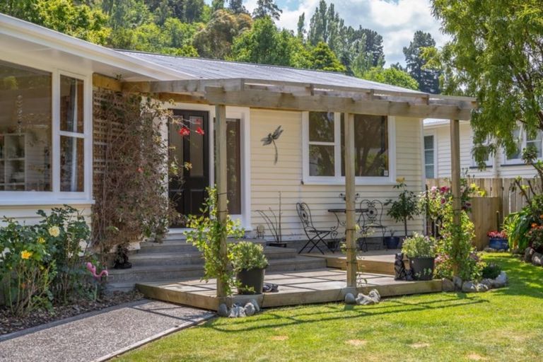 Photo of property in 9 Card Crescent, Featherston, 5710