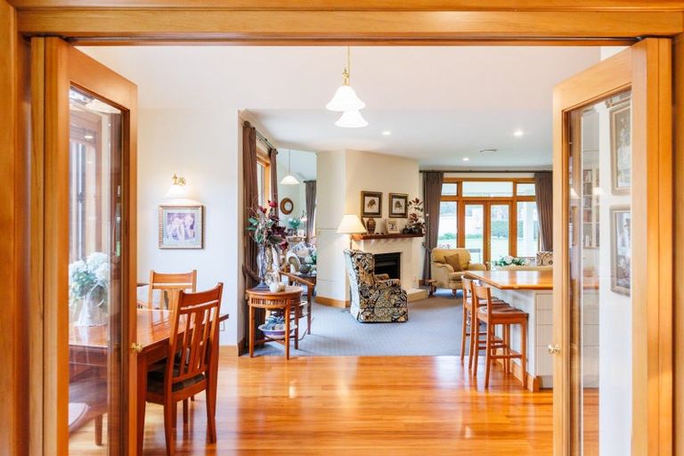 Photo of property in 5 Waicola Drive, Fitzherbert, Palmerston North, 4471