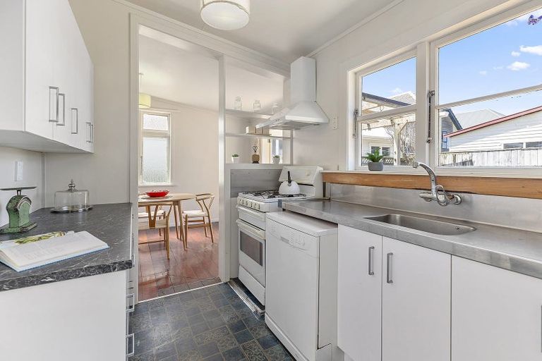 Photo of property in 137 Apu Crescent, Lyall Bay, Wellington, 6022