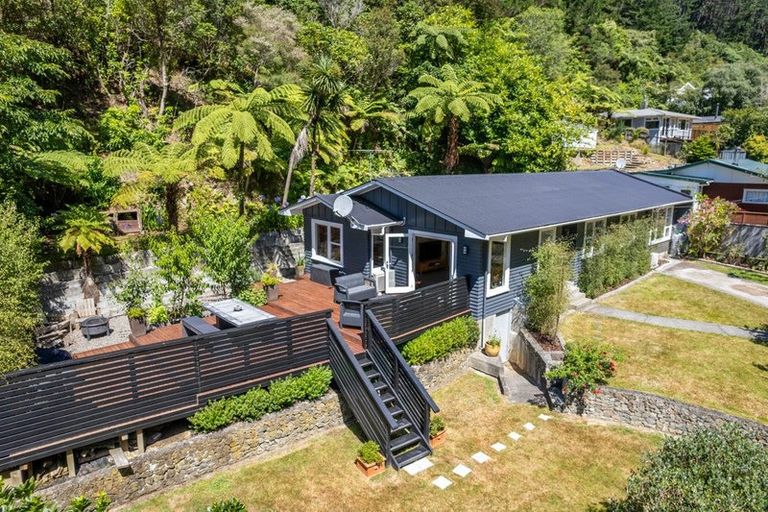 Photo of property in 139 Pinehaven Road, Pinehaven, Upper Hutt, 5019