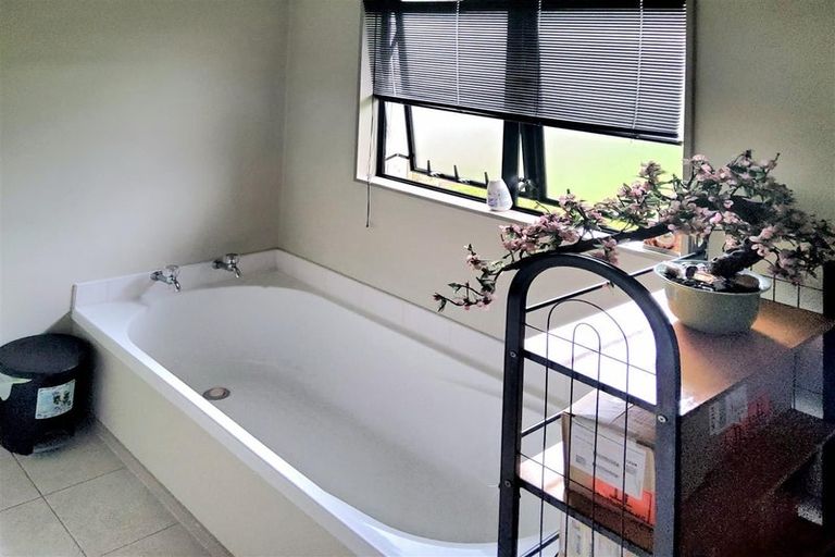 Photo of property in 2/81 Eugenia Rise, Totara Heights, Auckland, 2105