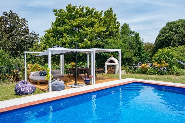 Photo of property in 20 Deakin Place, Clive, 4102