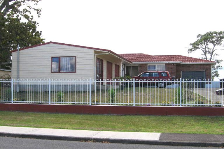Photo of property in 4 Taupo Street, Green Bay, Auckland, 0604