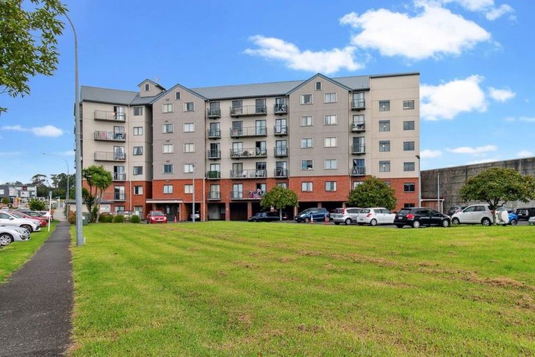 Photo of property in 3b Riverton Drive, Randwick Park, Auckland, 2105