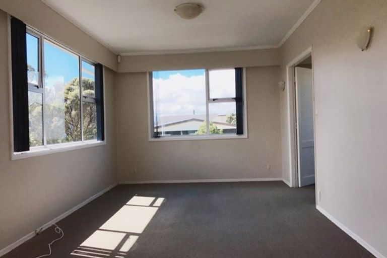 Photo of property in 8 Cheyne Walk, Newlands, Wellington, 6037