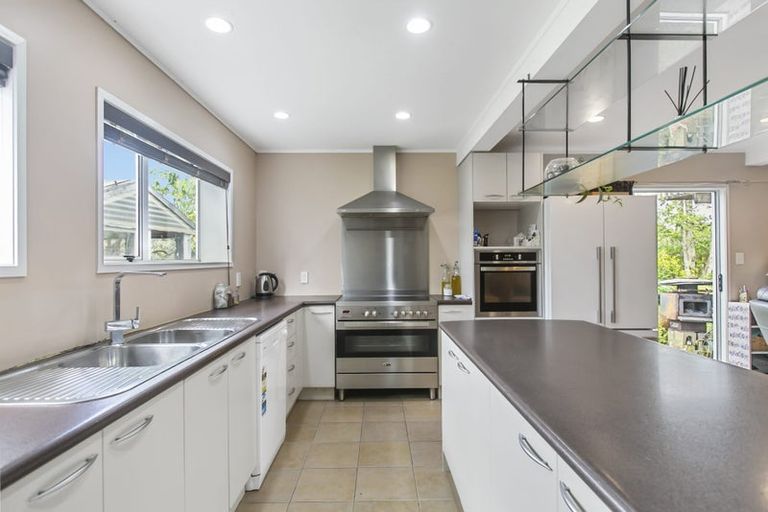 Photo of property in 9 Woodhouse Place, West Harbour, Auckland, 0618